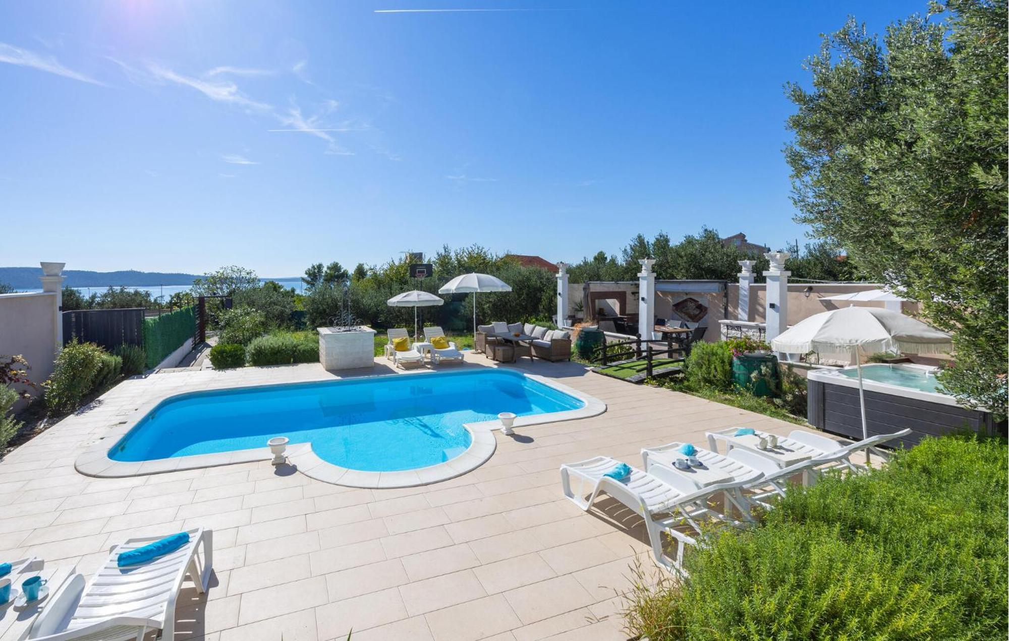 Nice Home In Kastel Sucurac With Wifi Kaštela Exterior foto